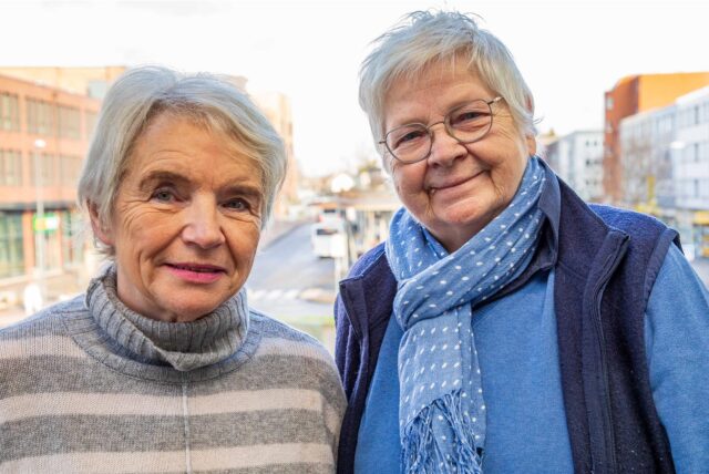 Elisabeth Ziegler und Renate Nöbe blicken vor dem unscharfen Bildhintergrund der Hertener Höfe freundlich in die Kamera.