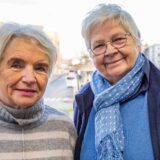 Elisabeth Ziegler und Renate Nöbe blicken vor dem unscharfen Bildhintergrund der Hertener Höfe freundlich in die Kamera.