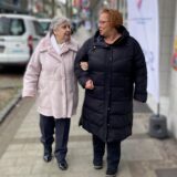 Inge Müller (links) hat sich bei Martina Lotz eingehakt. Beide Frauen schauen sich beim Bummel über die Bahnhofstraße in Herten-Westerholt an und unterhalten sich.