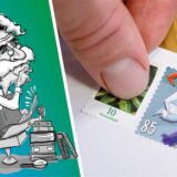 Jemand klebt Briefmarken auf.