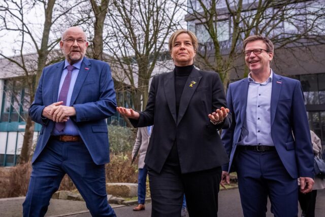 NRW-Wirtschaftsministerin Mona Neubaur, Präsident Berthold Schröder und Hauptgeschäftsführer Carsten Harder bei einem Termin an der Handwerkskammer Dortmund.