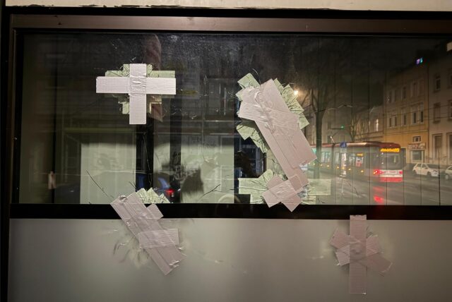 Einschusslöcher im Schaufenster eines Tattoostudios in Dortmund sind mit Klebeband abgeklebt.