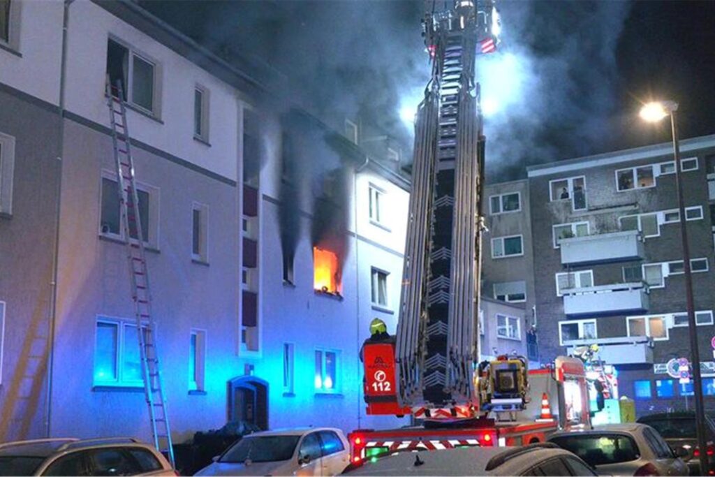 Rettungskräfte der Feuerwehr sind bei einem Wohnungsbrand in Bottrop im Einsatz. 
