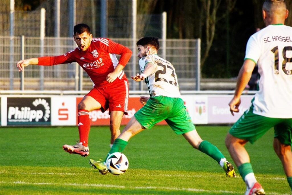 In der Rückrunde wird der SC Hassel mit einem neuen Trainer gegen Justin Andjelkovic (l.) und den VfB Hüls antreten. In der Rückrunde wird der SC Hassel mit einem neuen Trainer gegen Justin Andjelkovic (l.) und den VfB Hüls antreten.