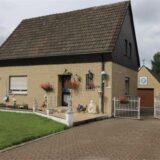 Die Bildkombi zeigt das Amtsgericht Recklinghausen und eine Immobilie im Stadtteil Grullbad.