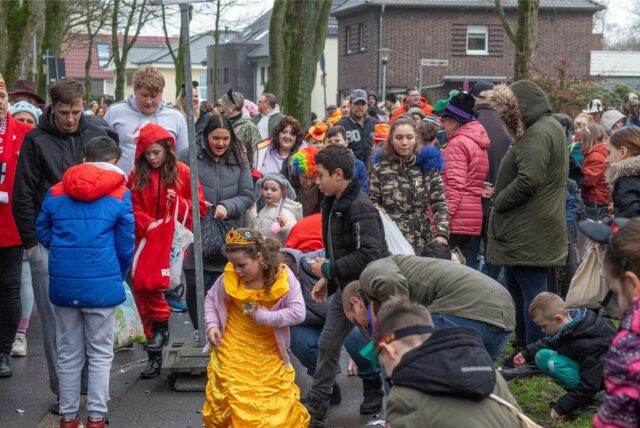 Beim Rathaussturm des Karnevalsvereins KG Rot-Weiß in Datteln im vergangenen Jahr trug ein Kind ein gelbes Prinzessinnenkostüm. (Archiv)