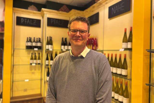 Michael Kaiser steht in seinem Weinladen in der ehemaligen Hussel-Filiale.