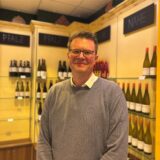 Michael Kaiser steht in seinem Weinladen in der ehemaligen Hussel-Filiale.