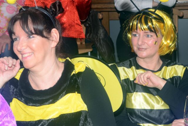 Zwei Frauen auf einer Karnevalsfeier in Waltrop tragen ein Bienenkostüm. (Archivbild)