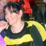 Zwei Frauen auf einer Karnevalsfeier in Waltrop tragen ein Bienenkostüm. (Archivbild)