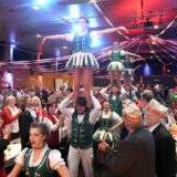 Eine Karnevalssitzung im Europasaal. Die Tanzgarde läuft den Gang zur Bühne entlang.