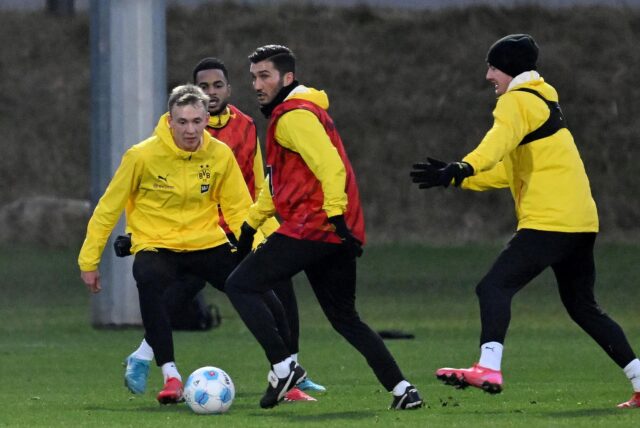 Nuri Sahin läuft mit dem Ball.
