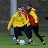 Nuri Sahin läuft mit dem Ball.