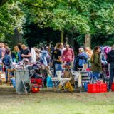 Viele bunte Flohmarktstände im Sommer im Dortmunder Westpark.
