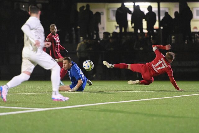 Kommt ein Stürmer geflogen: Finn Wortmann fliegt an FC-Keeper Tim Faber vorbei.