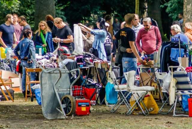 Viele bunte Flohmarktstände im Sommer im Dortmunder Westpark.