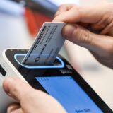 Eine elektronische Gesundheitskarte wird in ein Lesegerät gesteckt.