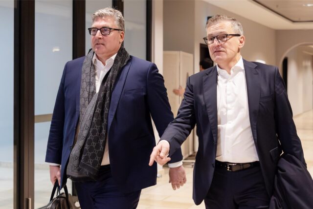 Fußball: Mitgliederversammlung der Deutschen Fußball Liga u.a zur Vergabe der Medienrechte für die Bundesliga ab der Saison 2025/26. Die beiden Präsidiumsmitglieder Axel Hellmann (l, Eintracht Frankfurt) und Jan-Christian Dreesen (FC Bayern München) auf dem Weg in den Tagungsraum.