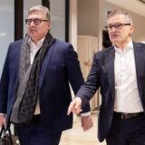 Fußball: Mitgliederversammlung der Deutschen Fußball Liga u.a zur Vergabe der Medienrechte für die Bundesliga ab der Saison 2025/26. Die beiden Präsidiumsmitglieder Axel Hellmann (l, Eintracht Frankfurt) und Jan-Christian Dreesen (FC Bayern München) auf dem Weg in den Tagungsraum.