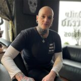 Denise Rohde sitzt in ihrem Piercingstudio in Oer-Erkenschwick.