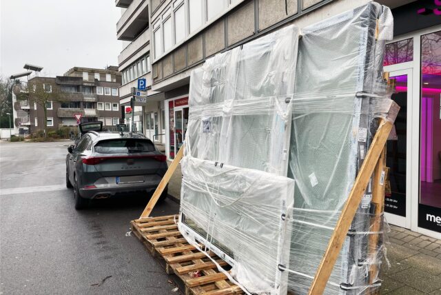 Eine große Palette mit verpackten Fenstern am Rand der Antoniusstraße in Herten-Mitte.