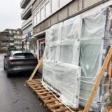 Eine große Palette mit verpackten Fenstern am Rand der Antoniusstraße in Herten-Mitte.
