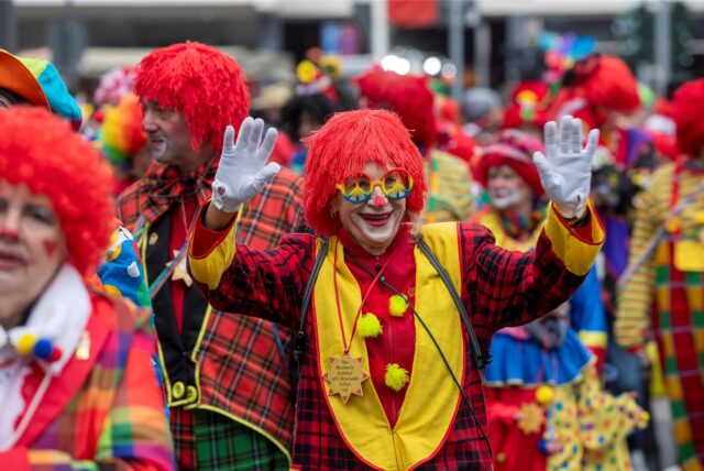 Narren feiern bunt verkleidet Karneval in NRW.