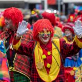 Narren feiern bunt verkleidet Karneval in NRW.