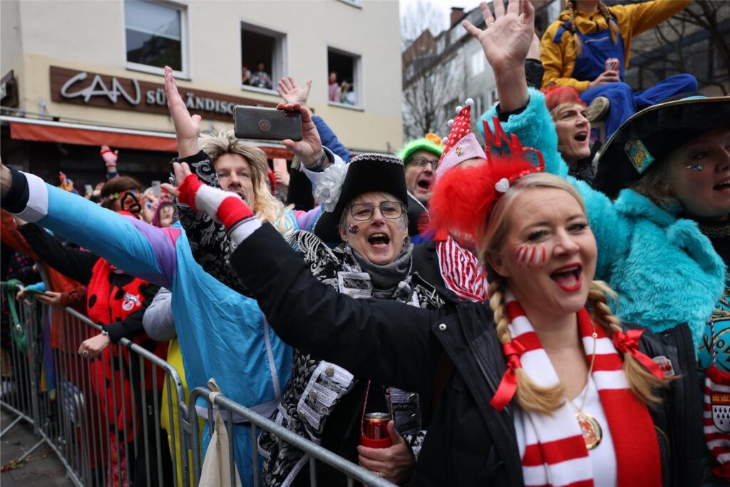 Jecken feiern während eines Rosenmontagsumzugs in NRW. Jecken feiern während eines Rosenmontagsumzugs in NRW.