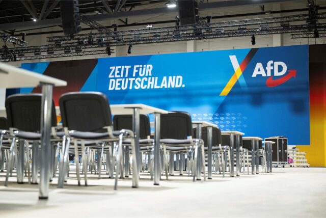 Leere Stühle und Tische stehen in der WT Energiesysteme Arena Riesa für den bevorstehenden AfD-Bundesparteitag am 11. und 12. Januar 2025 bereit.