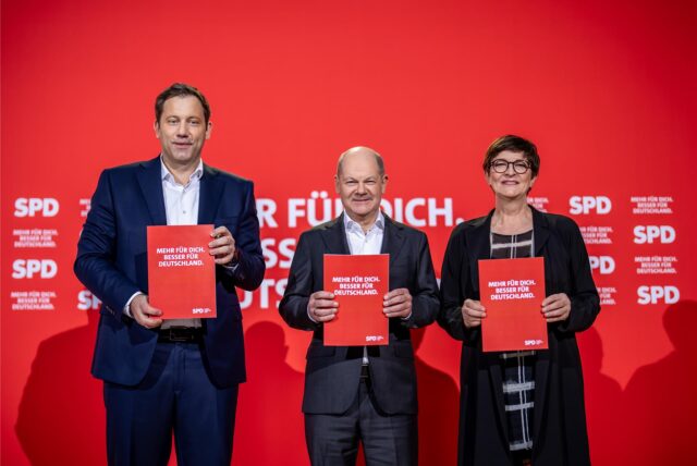 Lars Klingbeil, Olaf Scholz und Saskia Esken bei der Vorstellung des Entwurfs für das SPD Wahlprogramm für die Bundestagswahl 2025.