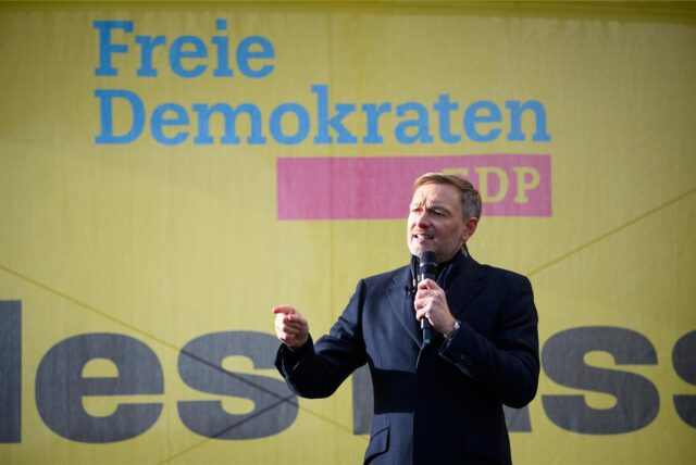 Christian Lindner, Bundesvorsitzender und Spitzenkandidat der FDP, spricht beim Auftakt der Wahlkampftour der Freien Demokraten (FDP) für die Bundestagswahl 2025 auf dem Luisenplatz vor dem Brandenburger Tor in Potsdam.