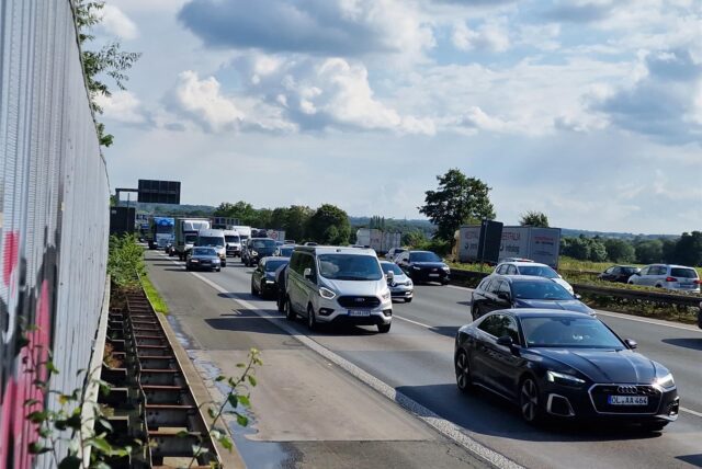 Autos fahren über die A1 zwischen Kamen und Unna