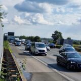 Autos fahren über die A1 zwischen Kamen und Unna