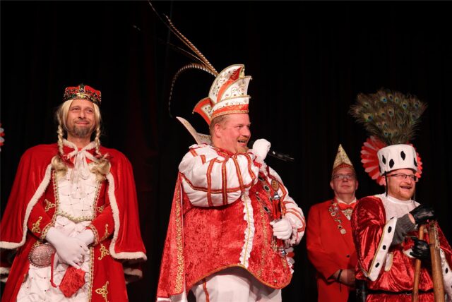 Das Dattelner Dreigestirn bei der Proklamation im November: Jungfrau Maik I. (Eckhart), Prinz Daniel I. (Trapp) und Bauer Markus I. (Rabe).