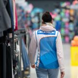 Eine Fotomontage: Links im Bild ist eine Angestellte des Handels Decathlon zu sehen, rechts im Bild das Palais Vest in Recklinghausen