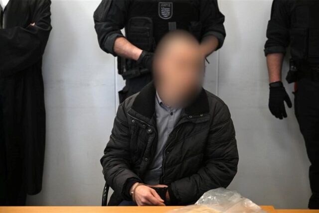 Der wegen Mordes an der neunjährigen Valeriia Angeklagte wird im Landgericht von Justizbeamten neben seinem Verteidiger Jörg Neuber (l) vorgeführt.