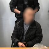 Der wegen Mordes an der neunjährigen Valeriia Angeklagte wird im Landgericht von Justizbeamten neben seinem Verteidiger Jörg Neuber (l) vorgeführt.