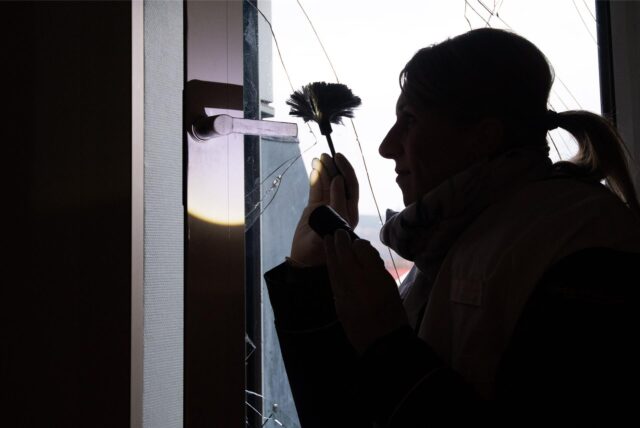 Die Spurensicherung sichert Fingerabdrücke an einem Fenster (Symbolbild).