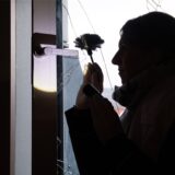 Die Spurensicherung sichert Fingerabdrücke an einem Fenster (Symbolbild).