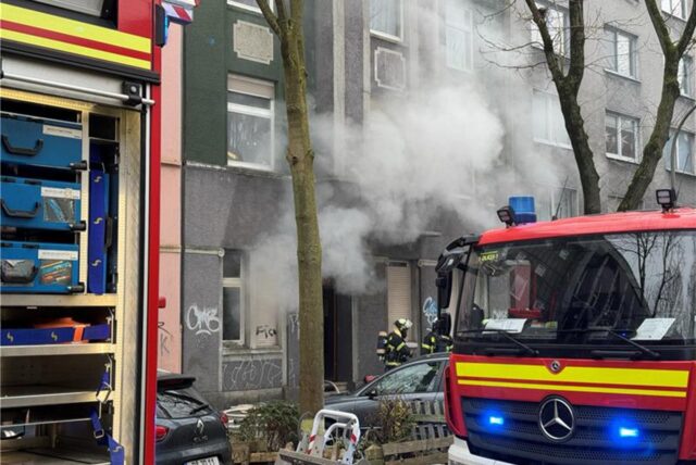 An der Braunschweiger Straße in der Dortmunder Nordstadt lief am Freitagnachmittag ein Feuerwehreinsatz wegen eines Wohnungsbrandes.