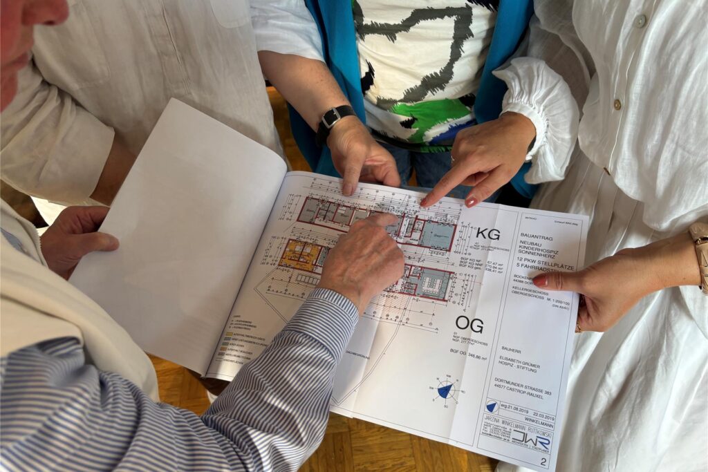 Nach den Plänen von Architekt Klaus Winkelmann wird an der Stadtgrenze zwischen Castrop-Rauxel und Dortmund ein Hospiz für Kinder gebaut. Das Sonnenherz soll 2026 eröffnet werden. 