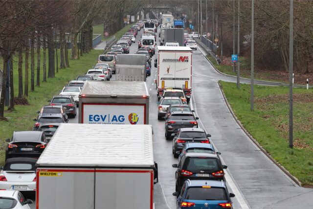 Mehrere Autos stehen auf der B1 im Stau. (Archivbild)