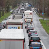 Mehrere Autos stehen auf der B1 im Stau. (Archivbild)