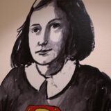 Reale und fiktive Superhelden an den Wänden des Kinderschmerzzentrums sollen den Patienten Mut machen.