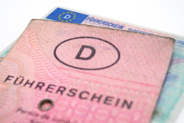 Ein alter und neuer Führerschein liegen auf einem Tisch.