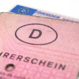 Ein alter und neuer Führerschein liegen auf einem Tisch.
