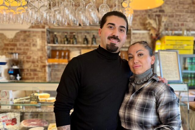 Raffaele Novelli mit seiner Mutter: Die neapolitanische Familie betrieb das Lokal „Dolci Momenti“ an der Märkischen Straße. An der Saarlandstraße geht es weiter.