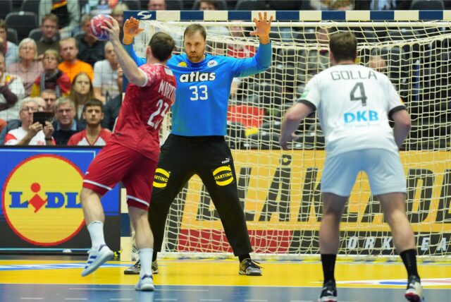 Arkadiusz Moryto wirft beim Spiel der Handball-WM 2025 zwischen Deutschland und Polen einen Siebenmeter auf das Tor von Andreas Wolff.