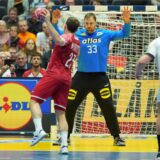 Arkadiusz Moryto wirft beim Spiel der Handball-WM 2025 zwischen Deutschland und Polen einen Siebenmeter auf das Tor von Andreas Wolff.